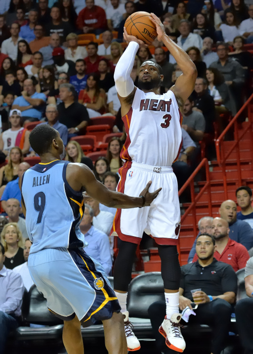 字母哥收获詹姆斯亲笔签名球衣：或许这将是我们最后一次交锋